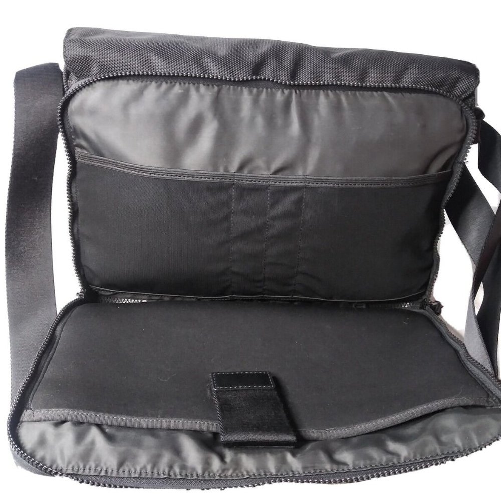 Michael Kors Parker Messenger Bag Black Shoulder Bag - Picture 2 of 12